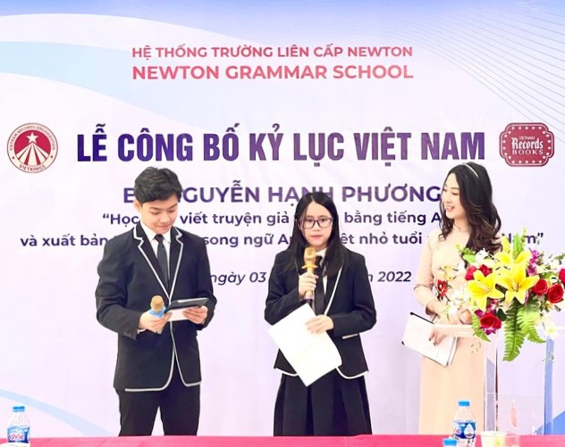 Cô bé 13 tuổi lập kỷ lục nhờ viết truyện giả tưởng bằng tiếng Anh