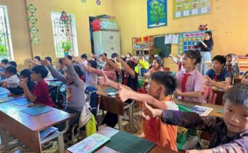 Một giáo viên dạy tiếng Anh cho gần 4.000 học sinh Mù Cang Chải