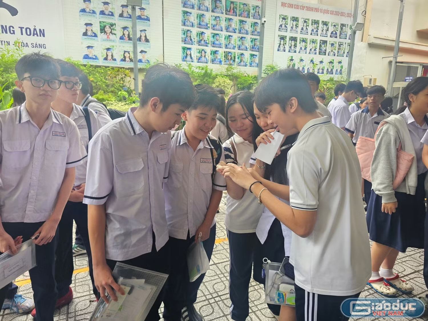 Thí sinh trước giờ làm thủ tục thi tuyển sinh vào lớp 10 ở Thành phố Hồ Chí Minh. Ảnh: V.D.