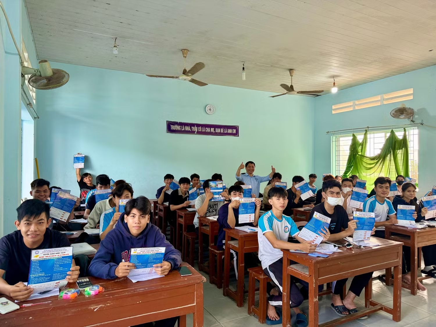 Giảng viên Trường Cao đẳng nghề Thành phố Hồ Chí Minh trong một buổi tư vấn hướng nghiệp tại trường phổ thông. Ảnh: Website nhà trường.