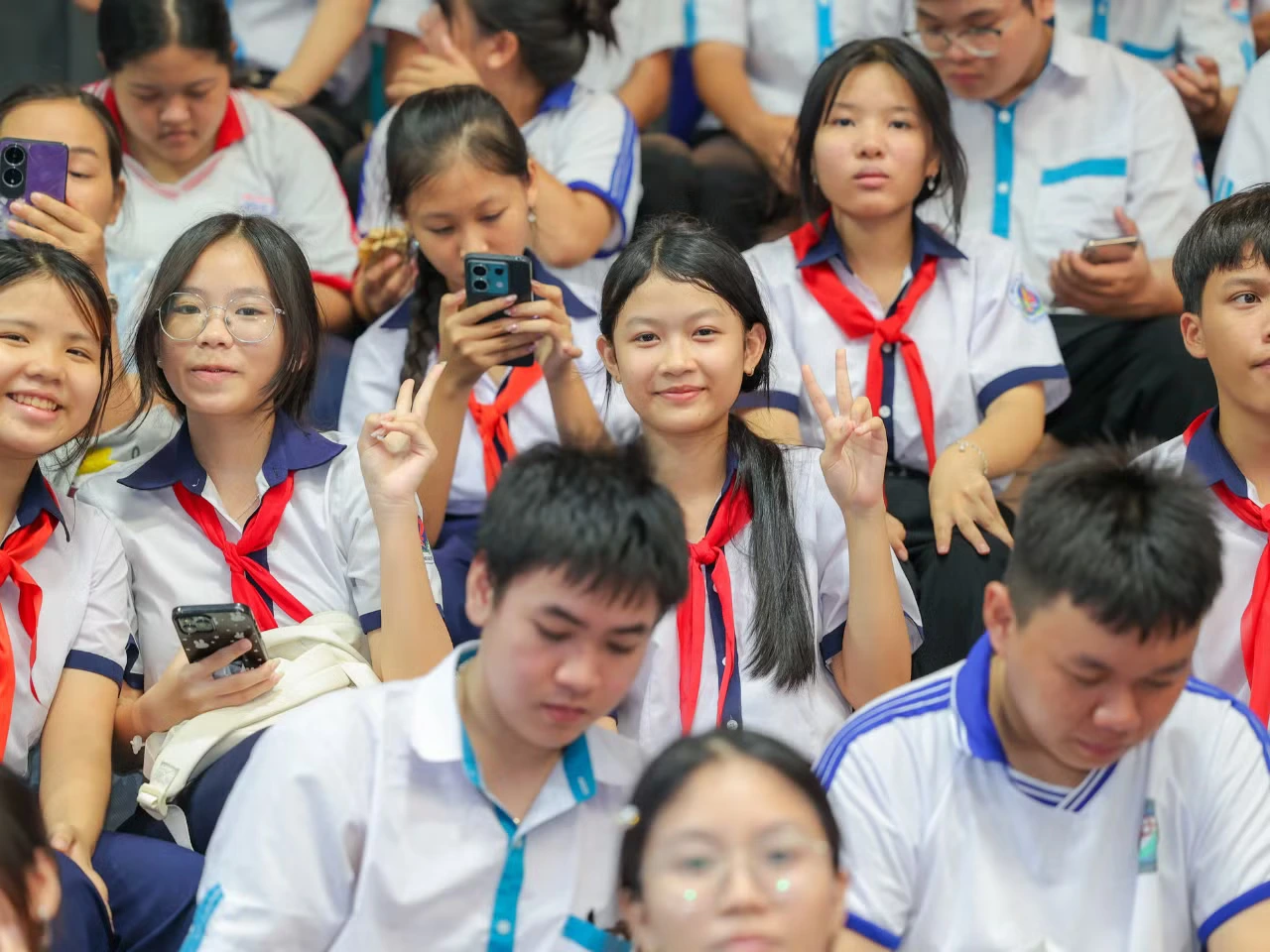 Chương trình được thiết kế linh hoạt, bám sát bối cảnh và nhu cầu thực tiễn của học sinh, lực lượng lao động và cán bộ công chức địa phương.