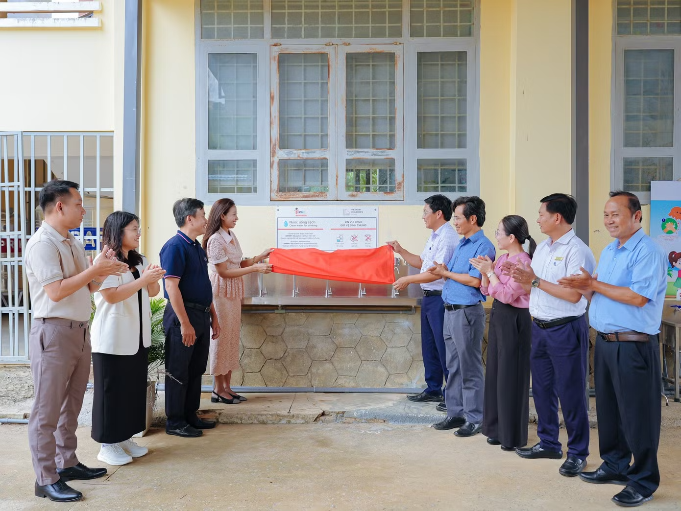 Đại diện ngành giáo dục, chính quyền địa phương, nhà trường cùng iSMART Education và VCF SE thực hiện nghi thức khánh thành hệ thống lọc nước tại Trường Tiểu học Ea Bar.