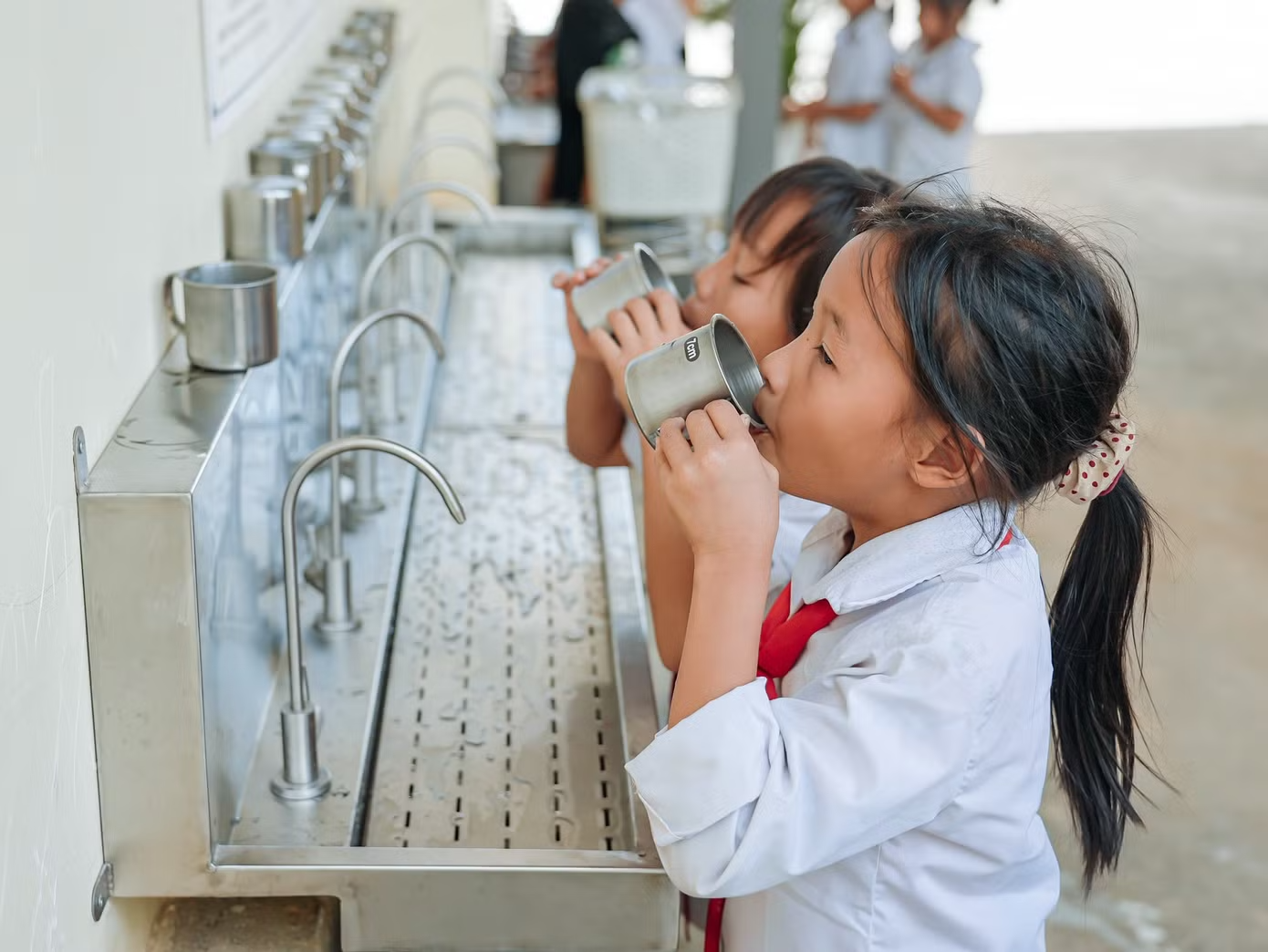Nguồn nước uống trực tiếp tại trường giúp các em học sinh dễ dàng giải tỏa cơn khát sau những giờ học tập và vui chơi.